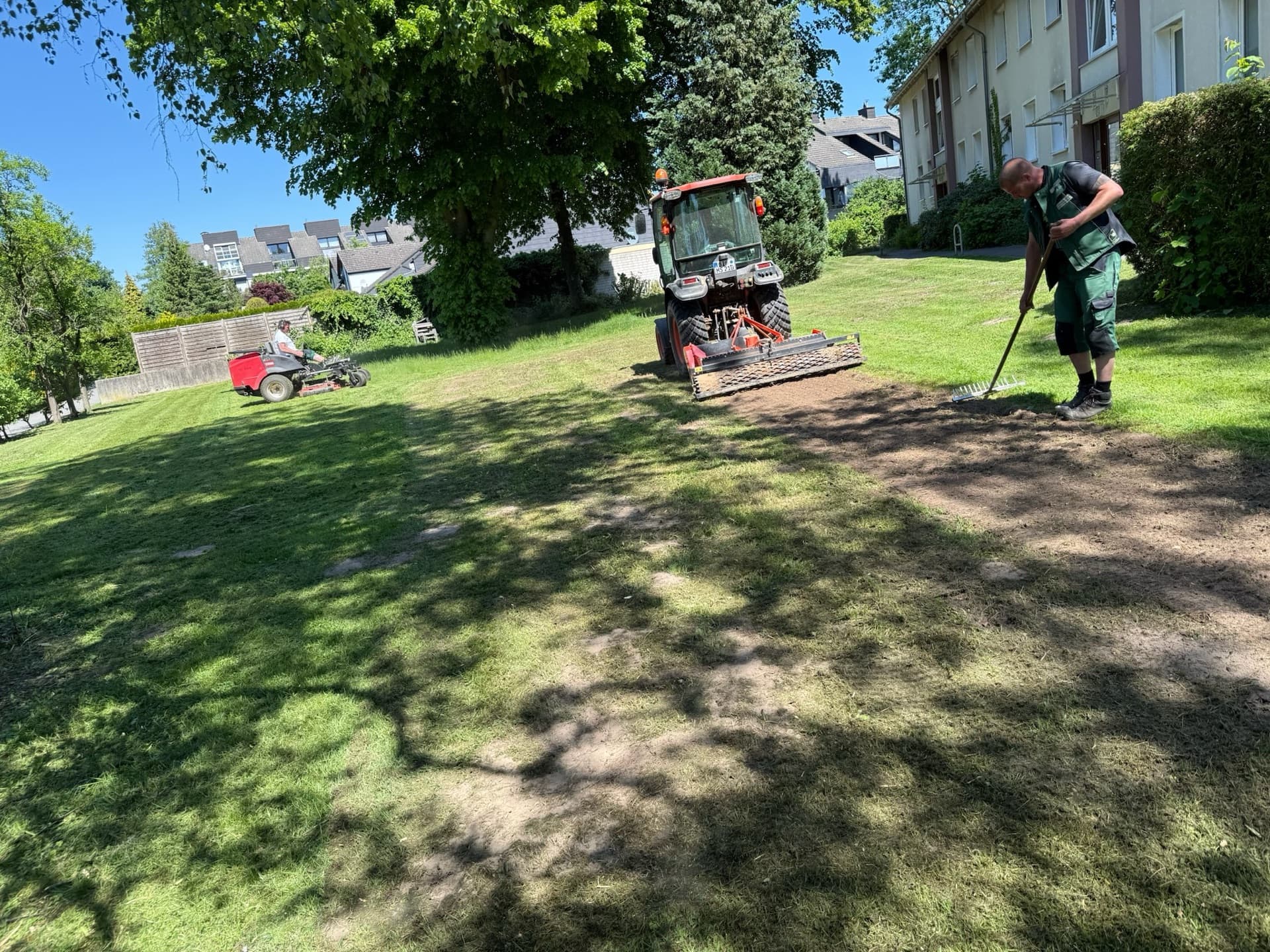 Professionelle Rasenpflege und Rasenmähen - Gartenpflege Bielefeld